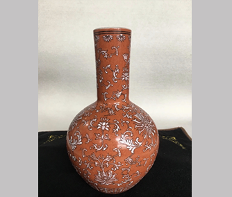 清乾隆年制款珊瑚红釉白菊花纹天球瓶